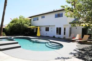 Bazén v ubytování Concepcion-Room 3 nebo v jeho okolí