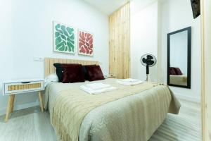 una camera da letto con un letto grande in una stanza di La palmera apartment a Santander Altre 5 foto