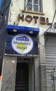 een bord voor een Maccados-hotel op een gebouw bij Hotel Maracanã in Sao Paulo