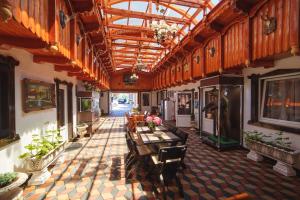 PetreştiVila ADR的建筑物内有桌椅的房间