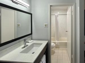 Studio 6 Hammond, LA I12 I55的一间浴室