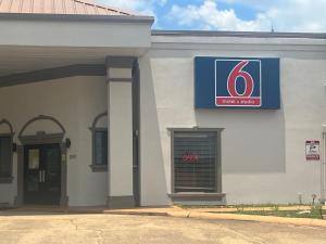 哈蒙德Studio 6 Hammond, LA I12 I55的建筑的侧面有标牌