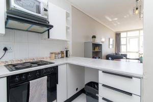 Η κουζίνα ή μικρή κουζίνα στο Beachcrest Suite @ Brookes Hill