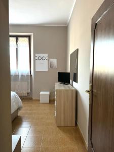 a room with a desk with a laptop on it at Da George in Terni +6 photos