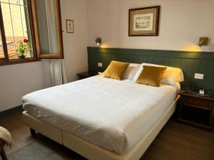 A bed or beds in a room at Affittacamere Zanobi 45