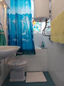 un bagno con lavandino, water e tenda da doccia di Holiday home by the sea a Primošten