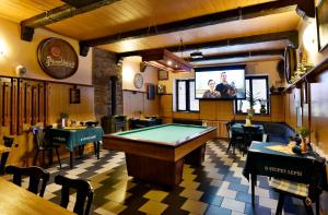 een biljartkamer met een pooltafel en een scherm bij Hotel Kovarna in Děčín