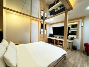 Mokpo Well hotel的电视和/或娱乐中心