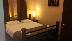 A bed or beds in a room at Hotel Old Rustaveli