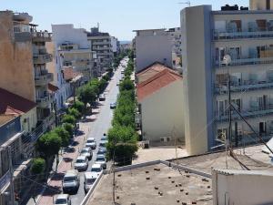 einen Blick über eine Stadtstraße mit parkenden Autos in der Unterkunft Charming Apartment In The Heart Of The City Chania in Chania