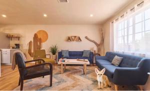 Setusvæði á Twin Palms Desert Getaway - Jacuzzi, Fire pit, Meditation room & more