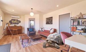 Setusvæði á Twin Palms Desert Getaway - Jacuzzi, Fire pit, Meditation room & more