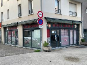 a street sign in front of a building at Le cocon du centre ville in Torcy