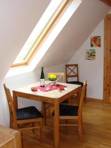 een eetkamer met een tafel met stoelen en een raam bij Mosel Ferienhaus Kleine Merle in Zell an der Mosel