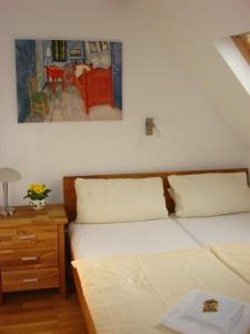 een slaapkamer met een bed en een schilderij aan de muur bij Mosel Ferienhaus Kleine Merle in Zell an der Mosel