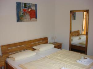 een slaapkamer met twee bedden en een spiegel bij Mosel Ferienhaus Kleine Merle in Zell an der Mosel