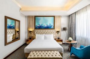 Una cama o camas en una habitación de Millennium Place Doha