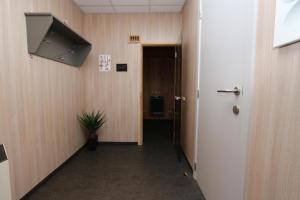 un corridoio di un ufficio con una porta e una pianta di Ferienhaus Moselgasse a Zell an der Mosel