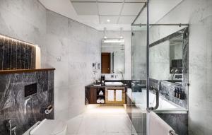 Un baño de Millennium Place Doha