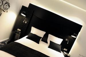 Кровать или кровати в номере Kyriad Prestige Perpignan Centre Gare
