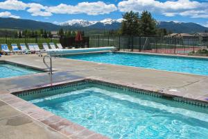 ein großer Pool mit Bergen im Hintergrund in der Unterkunft MeadowRidge 13-04 in Fraser
