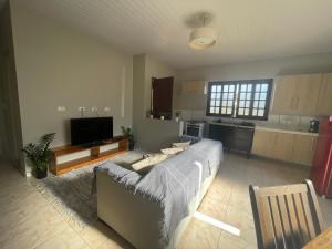 a living room with a couch and a kitchen at Tranquilo e perto de tudo em SR in São Roque