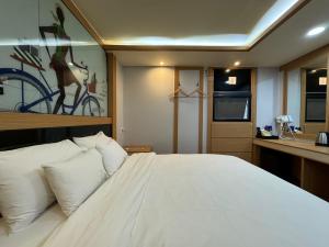 Mokpo Well hotel客房内的一张或多张床位