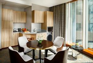 Una cocina o kitchenette en Millennium Place Doha