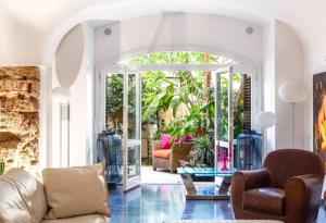 A seating area at Atmosfere Puniche b&b