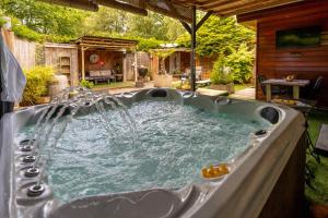 ErmDrents Genieten - Ericaheide met privé sauna en jacuzzi的热水池