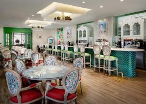 Un restaurant u otro lugar para comer en Millennium Place Doha