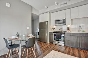 Una cocina con una mesa y sillas en una cocina. en Global Luxury Suites Buckhead Atlanta, en Atlanta
