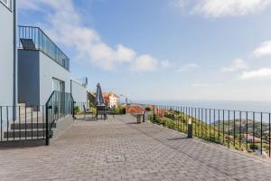 een balkon van een gebouw met uitzicht op de oceaan bij Cantinho do Barreiro - Calheta in Calheta