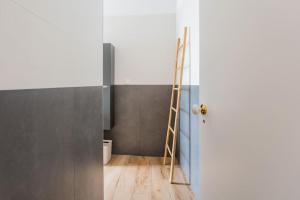 een ladder die in een kamer naast een deur staat bij Cantinho do Barreiro - Calheta in Calheta