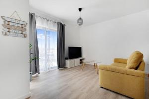 ein Wohnzimmer mit Sofa und Fernseher in der Unterkunft 13 Esteva Resorts 1ºC Aljezur 5 min to the Beach in Aljezur