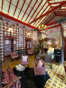 Hotel Casa Lola Deluxe Gallery في كارتاهينا دي اندياس: غرفة معيشة مع أريكة وكراسي وطاولة