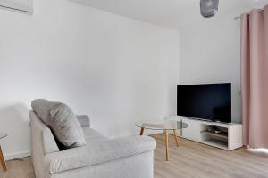 TV a/nebo společenská místnost v ubytování 13 Esteva Resorts 1ºD Aljezur 5 min to the Beach