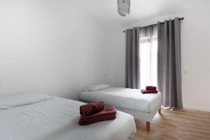 Postel nebo postele na pokoji v ubytování 13 Esteva Resorts 1ºD Aljezur 5 min to the Beach