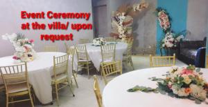 格兰贝伊Coastal Bliss Apartment Mauritius的配有桌椅的房间,里面种有鲜花 更多16张照片