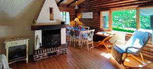 Μια τηλεόραση ή/και κέντρο ψυχαγωγίας στο Chalet in the Woods House for 8 Persons and Large Garden