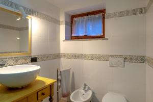 Ένα μπάνιο στο Chalet in the Woods House for 8 Persons and Large Garden +37 φωτογραφίες