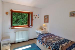 Ένα ή περισσότερα κρεβάτια σε δωμάτιο στο Chalet in the Woods House for 8 Persons and Large Garden