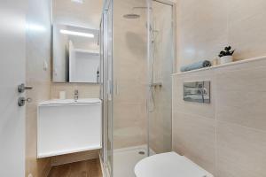 ein Badezimmer mit Toilette und Glasdusche in der Unterkunft 13 Esteva Resorts 2ºE Aljezur 5 min to the Beach in Aljezur + 10 Fotos