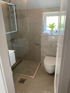 Ένα μπάνιο στο Apartment Brijesta 10223a