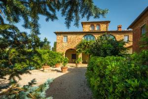 an old stone house with plants in front of it at Villa Gagnoni in Sinalunga