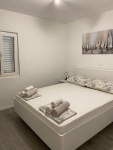 Posteľ alebo postele v izbe v ubytovaní Apartments by the sea Brijesta, Peljesac - 10223