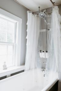 Ένα μπάνιο στο 1850s Maine Farmhouse featured in Condé Nast Traveler with 11 Acres Near Water