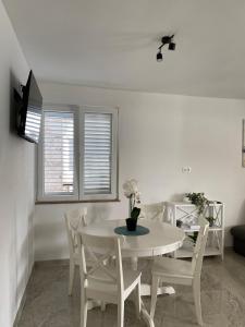 Televízia a/alebo spoločenská miestnosť v ubytovaní Apartments by the sea Brijesta, Peljesac - 10223