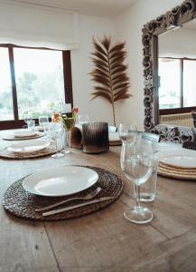 una mesa con platos y vasos y un espejo en Villa Amigo Near Las Dalias - Nice, en Illes Balears