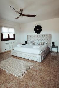 1 dormitorio con 1 cama blanca grande y ventilador en Villa Amigo Near Las Dalias - Nice, en Illes Balears 31 fotos más